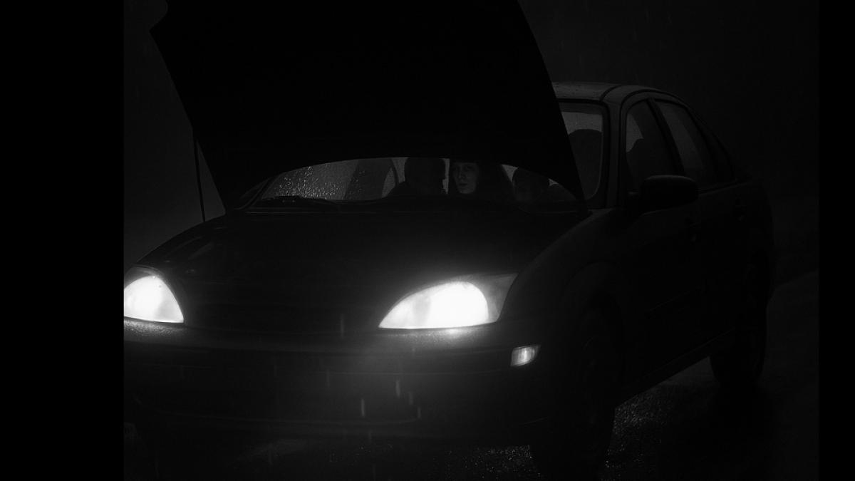 romanca-doi-copii-blocati-sosea-franta_03115200