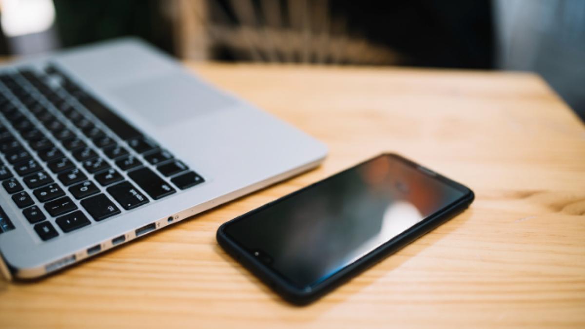 freepik-romanca-din-italia--prinsa-incercand-sa-fure-un-telefon-folosind-tehnica-prc-e2prc-80prc-9dfoaia-de-hartieprc-e2prc-80prc-9d_64147200_07513900