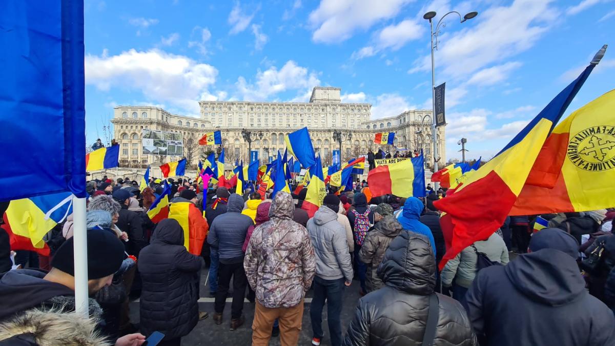 protestatarii-romani--asalt-la-usa-parlamentului--furie-uriasa--jandarmii-au-baricadat-usile-cu-propriile-trupuri---video-111-3