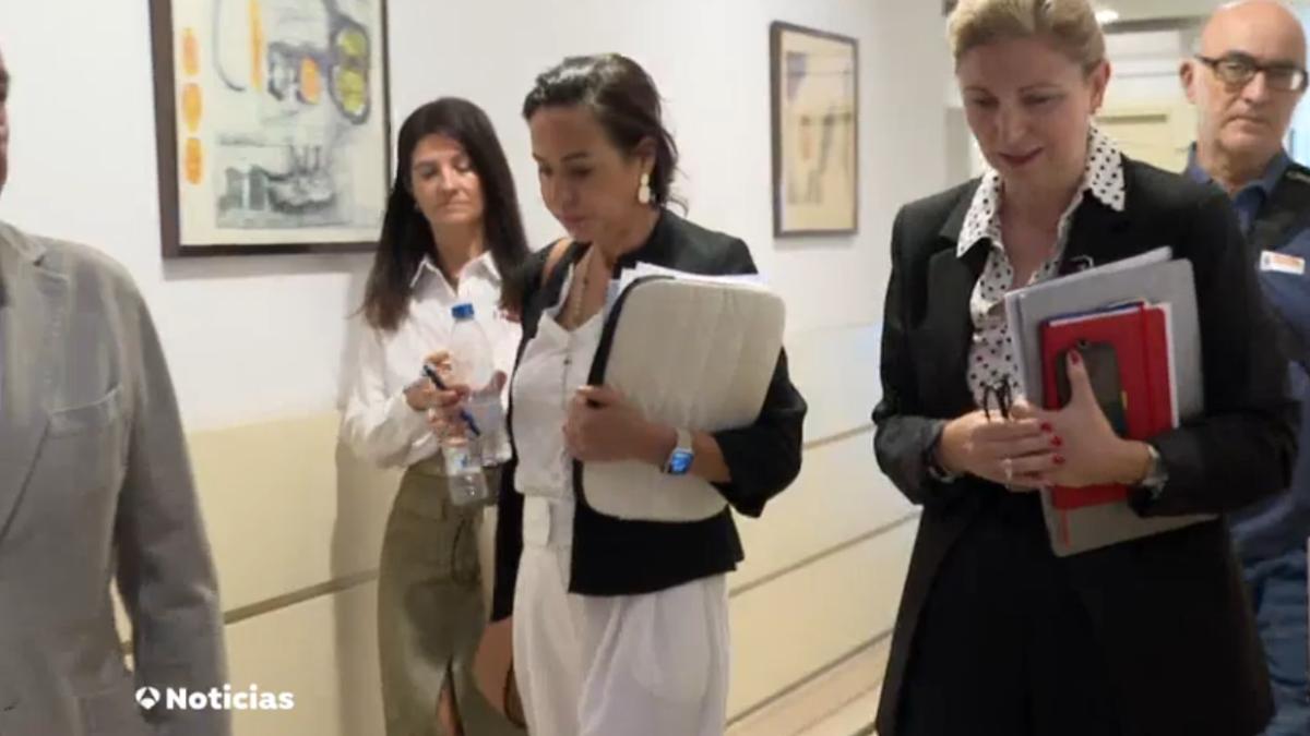 nicoleta-neacsu-romanca-sefa-de-bordel_43823500