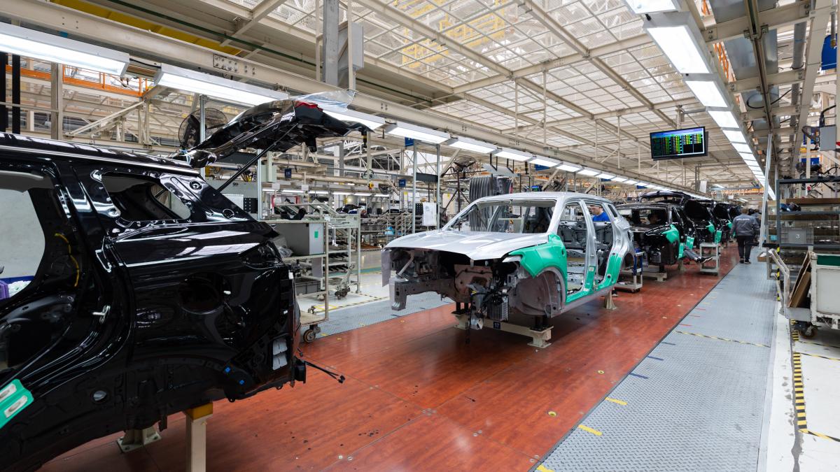 fabrica-mercedes-benz-angajati-industria-auto_79558700