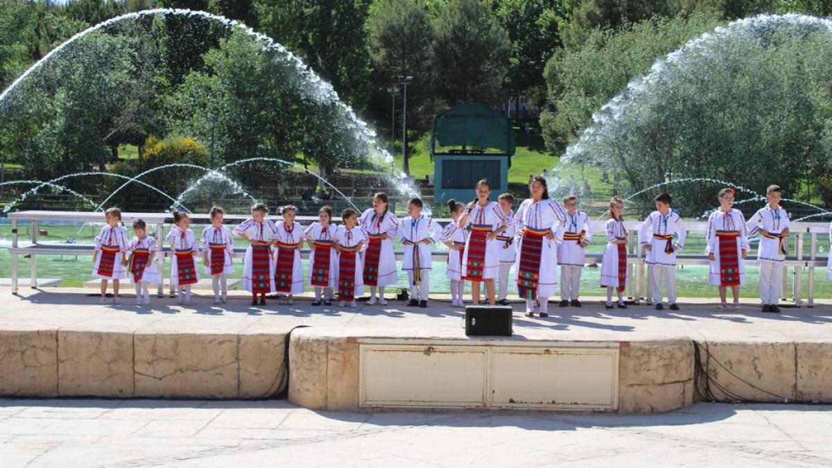 ansamblu-folcloric-spania-copii-romani-program-artistic