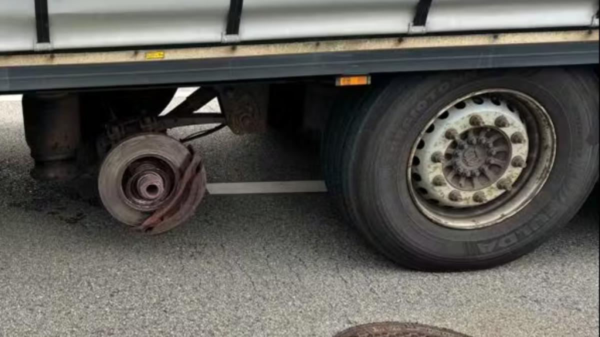 camion-romanesc-fara-o-roata_37501700