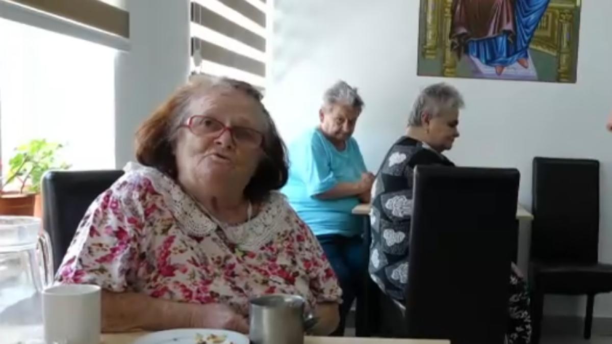 bunicuta-italia-baiat-telefon_17777700