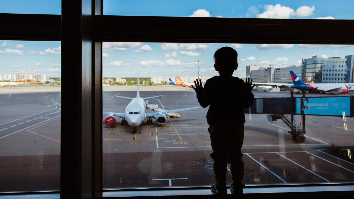 parinti-copil-aeroport-barcelona_97540200