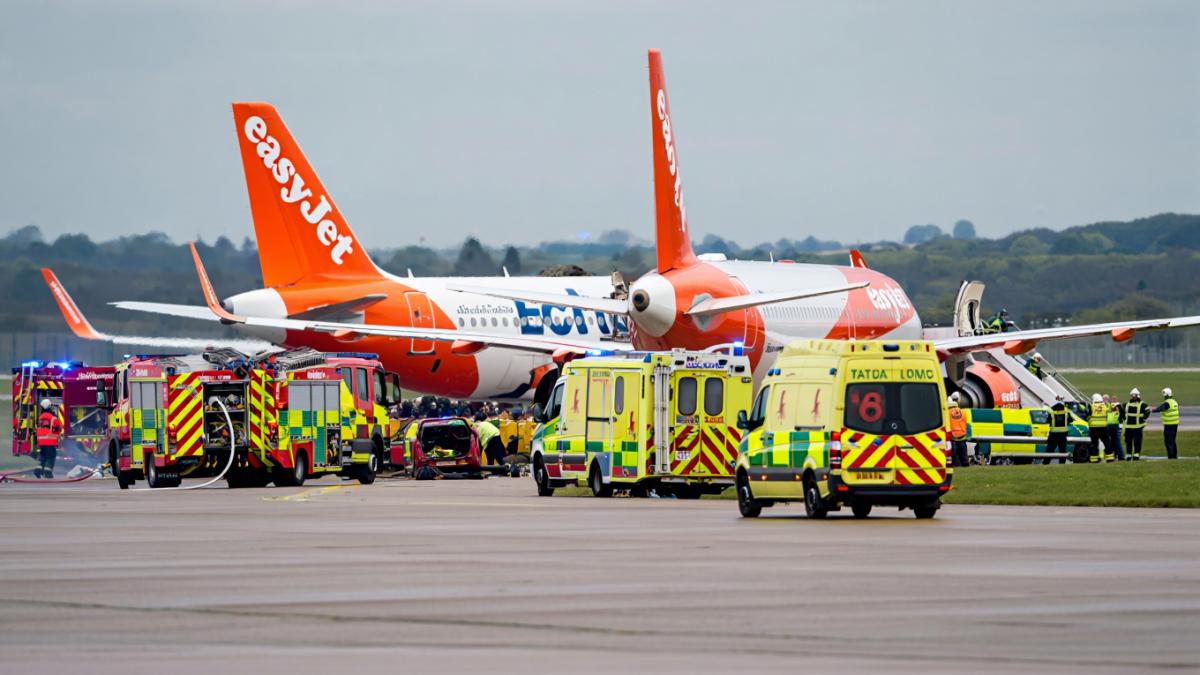 avioane-easy-jet-s-au-ciocnit-pe-aerport_48305800