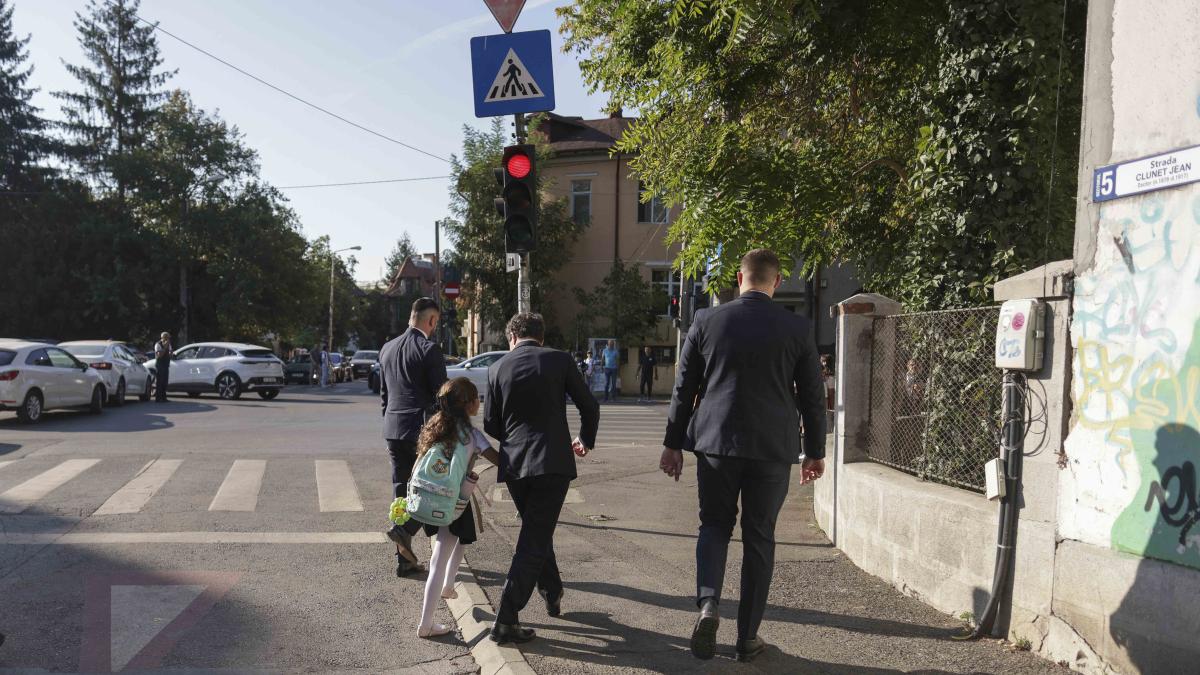 nicusor-dan-copii-scoala-bucuresti_07681100