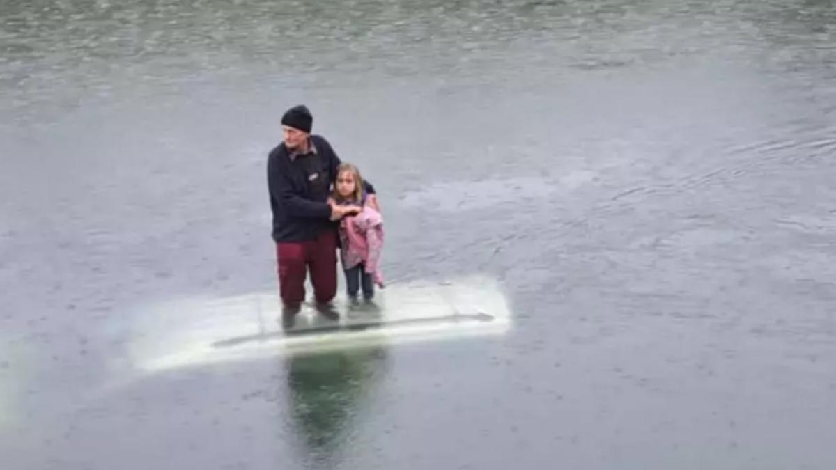 batran-fetita-arges-capota-masina-pompieri_93312100