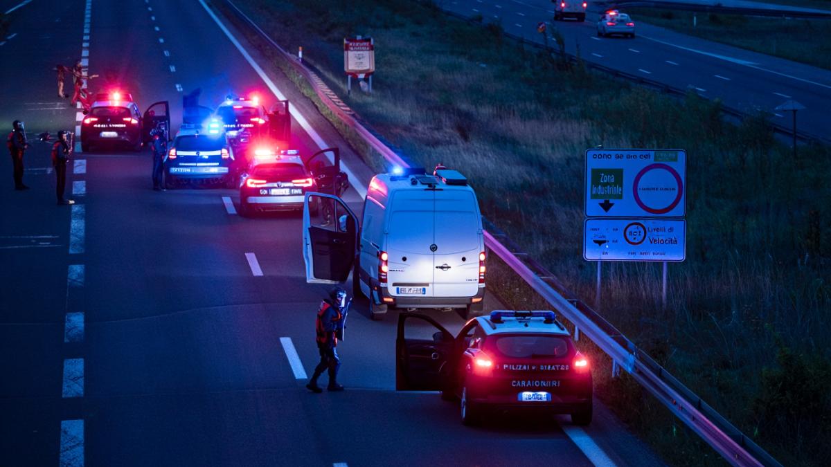 politia-pe-autostrada-in-italia_52574800