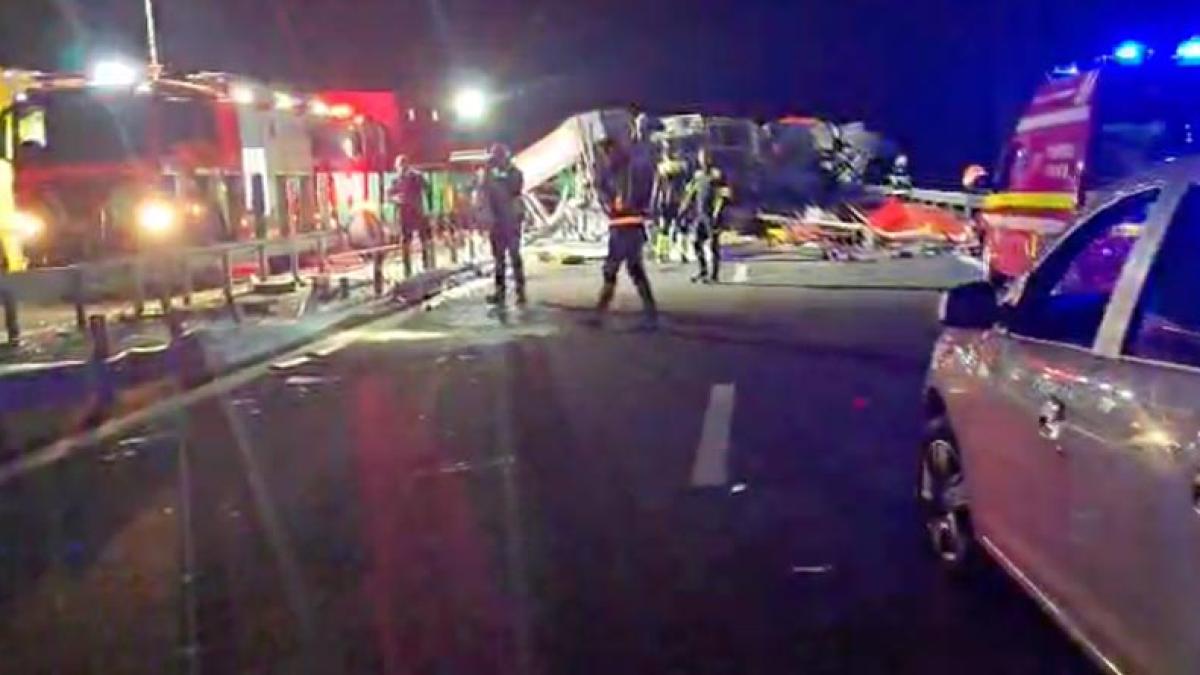 masina-de-pompieri-rasturnata_79424300