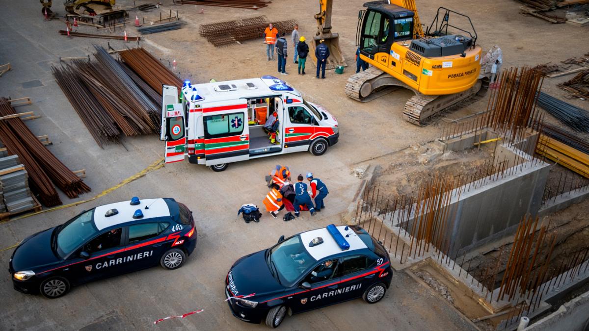 santier-italia-muncitor-politia-italiana-ambulanta-italia_53225300