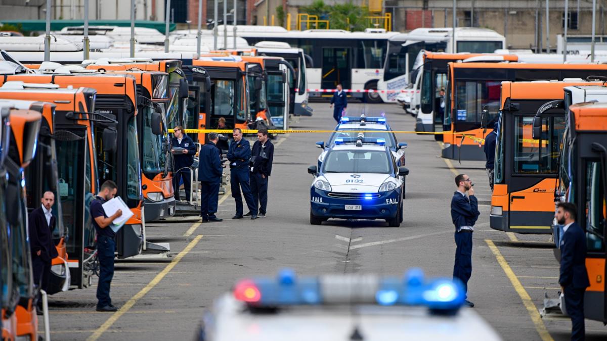 politistii-italieni-la-autobuze-in-italia_19380600