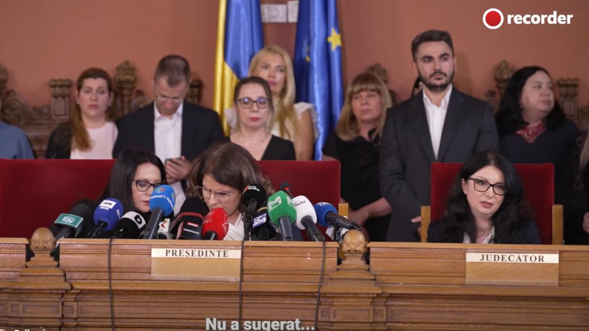 lia-savonea-a-sunat-in-timpul-conferintei-2_09241900