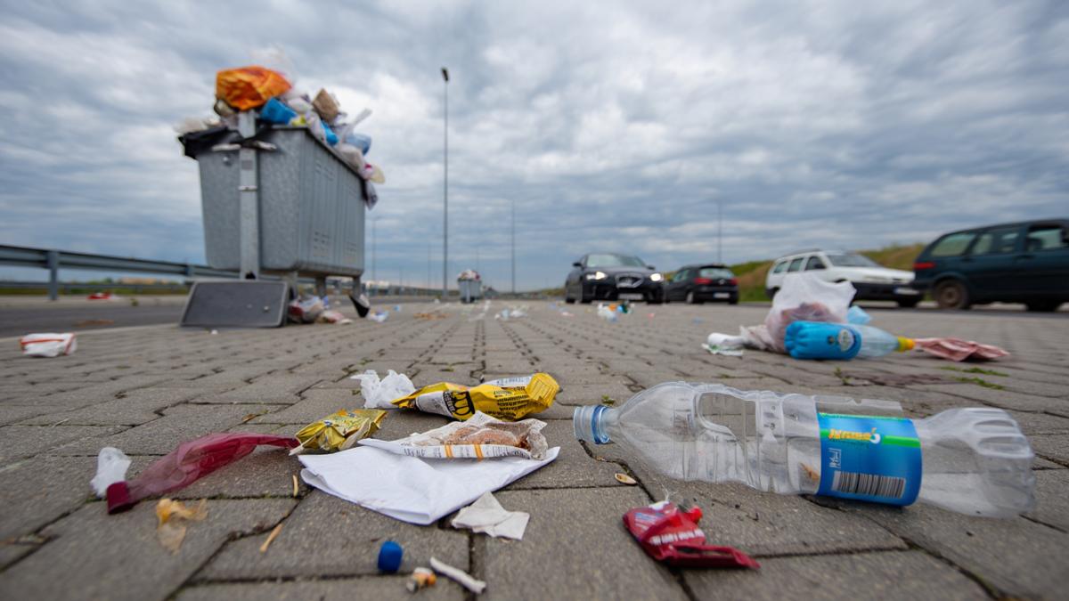 mizerie-spatiu-servicii-gunoi-autostrada_58346100