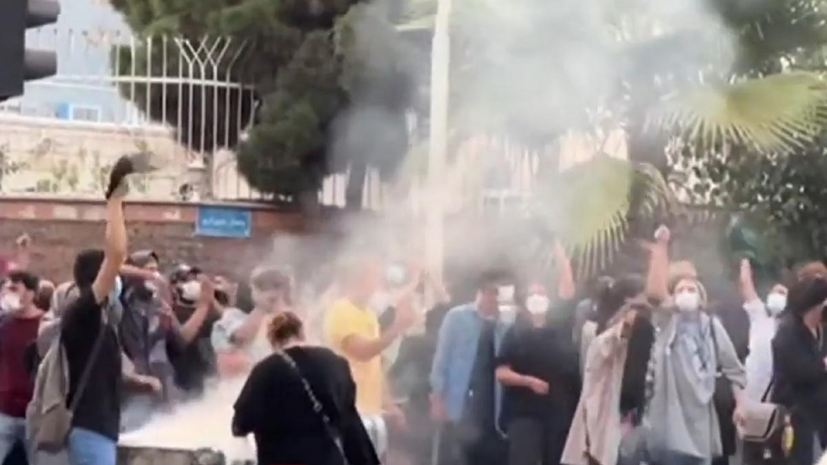 proteste-in-iran--femeile-au-iesit-in-strada--si-au-dat-foc-la-hijaburi-si-s-au-tuns-in-public