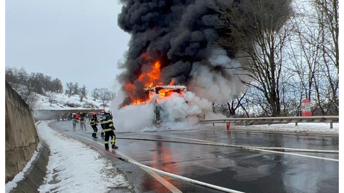 autocar-cu-romani-in-flacari_52181200