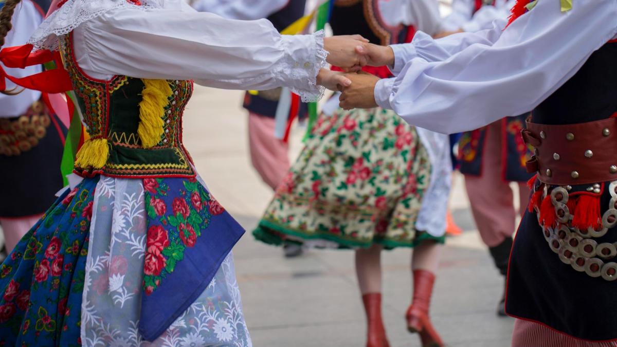 dans-romanesc-traditii-