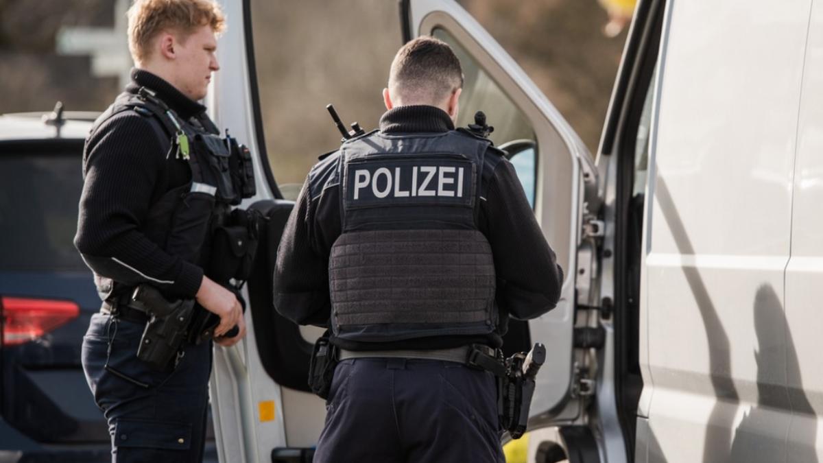 polizei-politie-germania-sofer_72352100