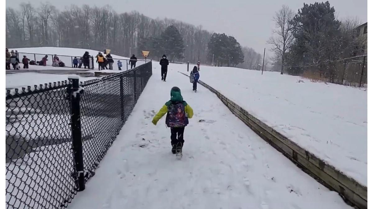 copil scolar merge pe jos in zapada