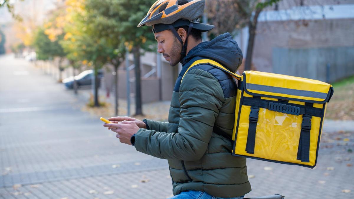 livrator glovo muncitori straini livratori