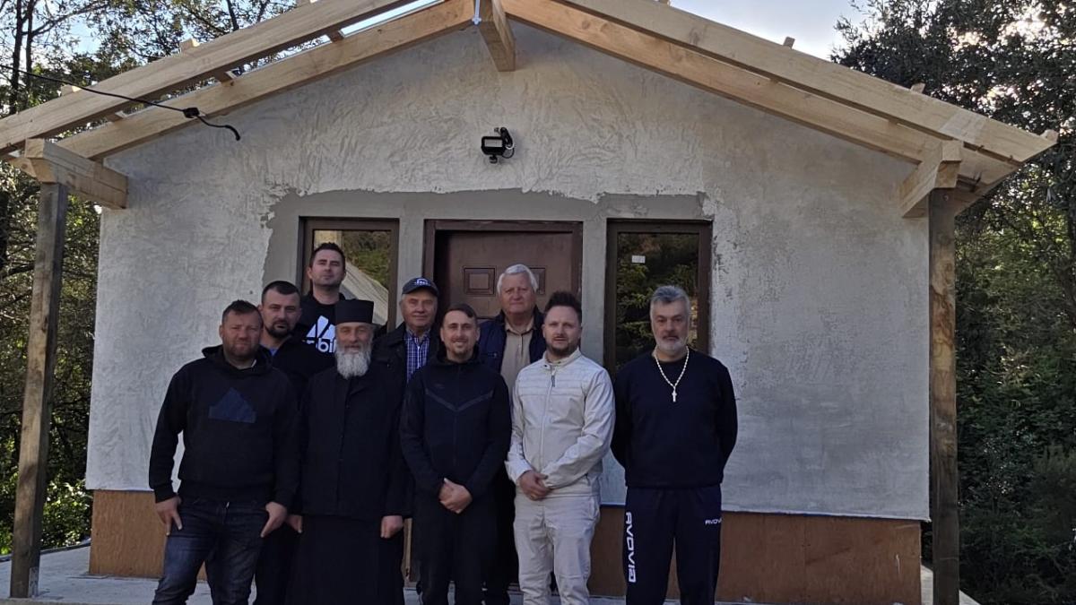Opt focșăneni au ridicat în câteva zile o biserică pe Muntele Athos, după ce lăcașul unui călugăr român a fost incendiat