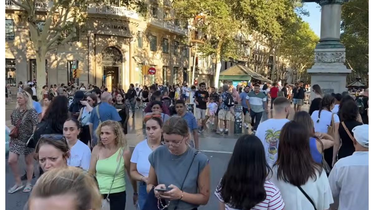 oameni pe strada barcelona spania sondaje