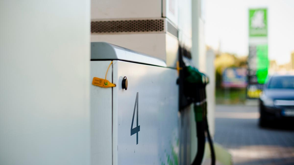 pret carburanti benzinarie ilustrativ