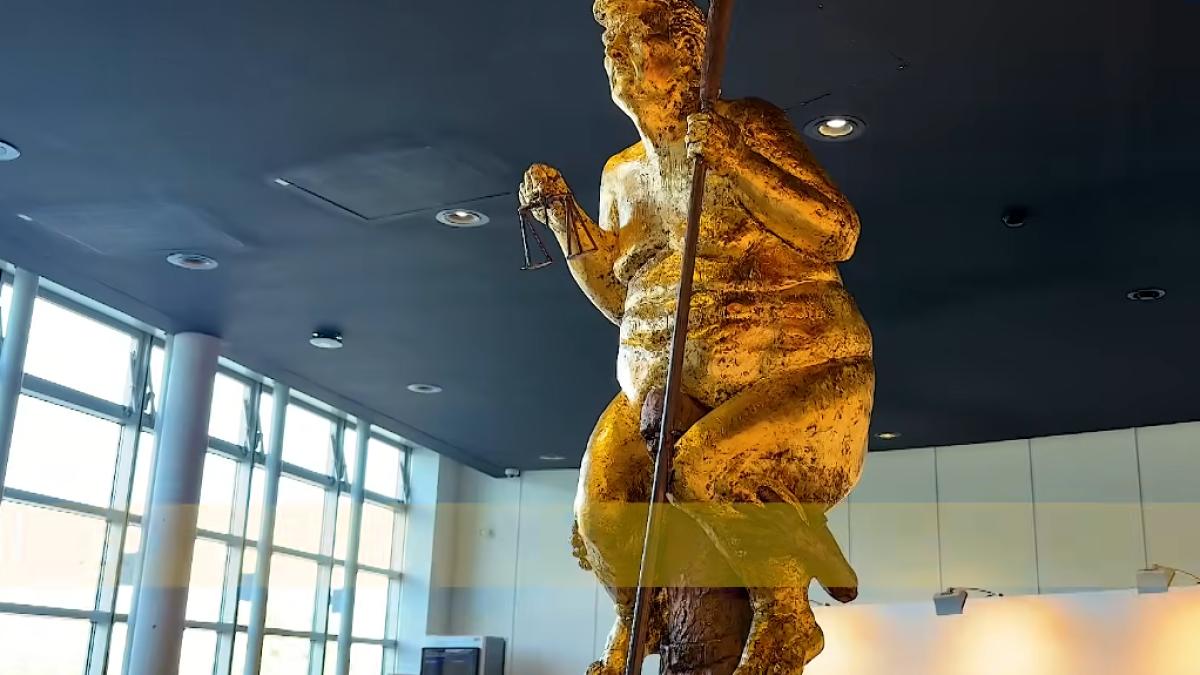 statuie donald trump PE bun