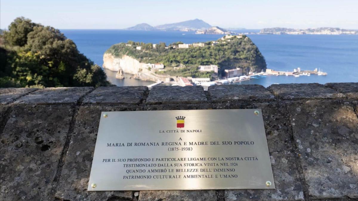 omagiu adus Reginei Maria a Romaniei in Napoli 1