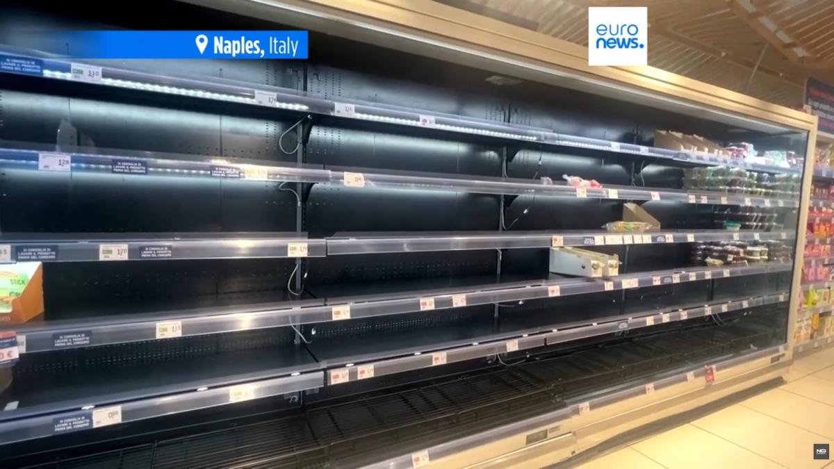 rafturi goale in supermarket