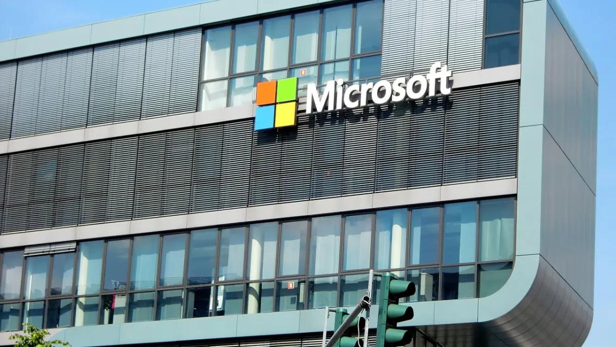 Restructurare masivă la Microsoft: 25% dintre angajați invitați să plece voluntar 