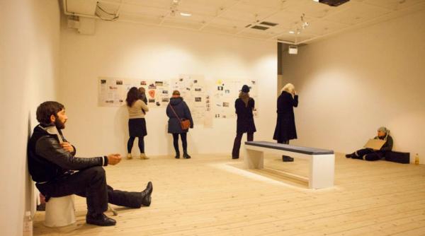 Doi cerșetori români “expuși” la Muzeul Konsthall din Suedia