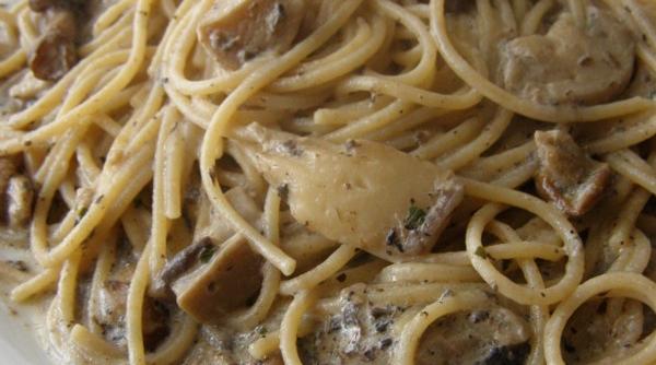 II Spaghetti integrale cu sos de tartufo și ciuperci champignon