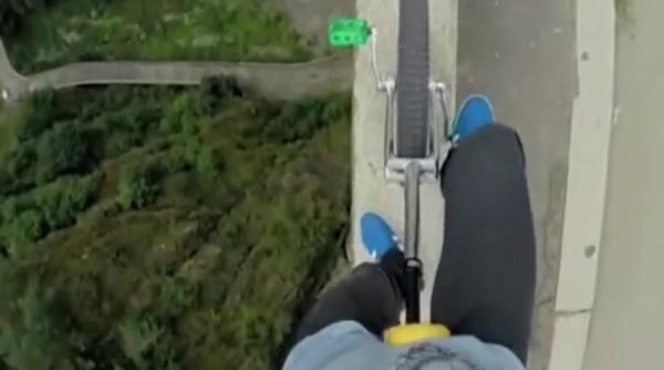 VIDEO incredibil: un român sfidează moartea la Barajul Vidraru