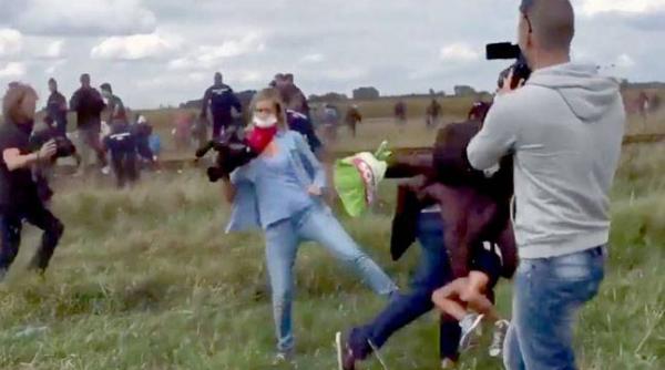VIDEO revoltator! O femeie din Ungaria loveşte migranţi!