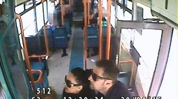 VIDEO ȘOCANT! Români filmaţi în timp ce jefuiesc o bătrână în UK