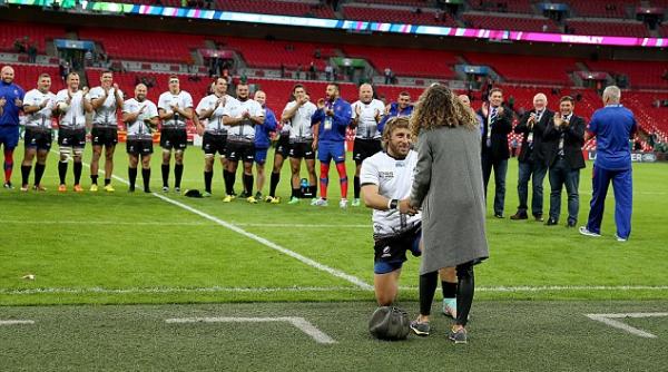 VIDEO: Florin Surugiu și-a cerut iubita de soție pe Wembley!