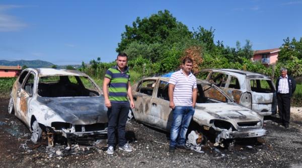 12 maşini incendiate la Roma