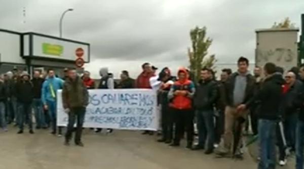 Sute de români protestează în stradă în Spania