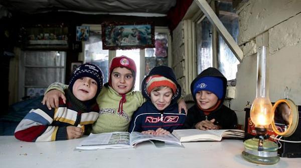 Cât primește un român de la statul britanic pentru copiii rămași acasă