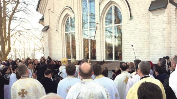 O comunitate de români şi-a cumpărat propria biserică