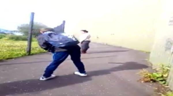 Româncă lovită cu pietre de trei elevi, în Irlanda de Nord