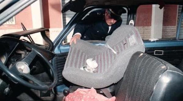 Bebeluș de opt luni și sora de doi ani, abandonați în parcare