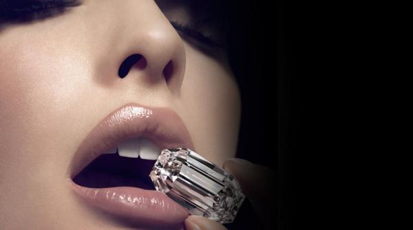 O româncă, imaginea fabulosului diamant de 342 de carate!