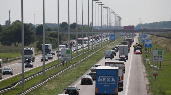 Tir făcut zob pe E19 lângă Bruxelles, șoferul român a murit pe loc