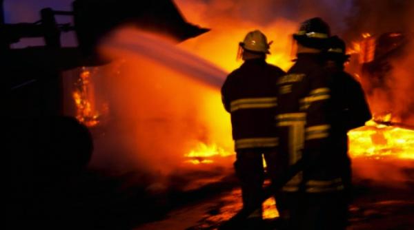 ITALIA. Casa unde locuiau șase români, INCENDIATĂ. I-a amenințat că îi va arde de vii. Mafiot, ARESTAT