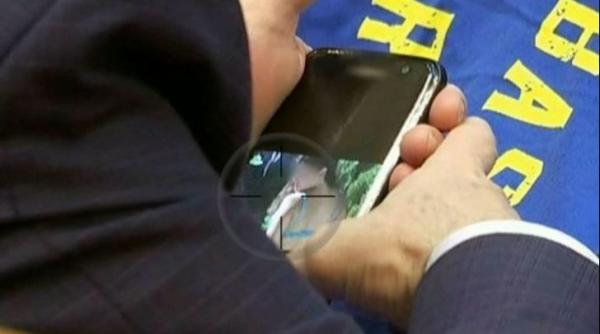 Senator PSD, prins uitându-se pe telefon la poze sexy 