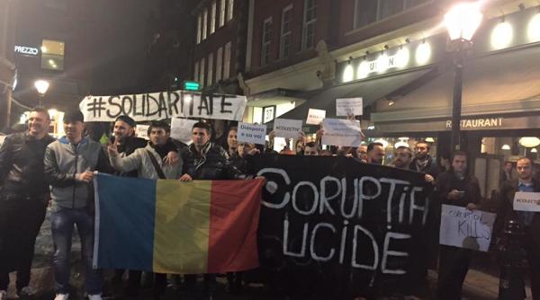 600 de români au donat bani pentru #rezist/ Protestatarul surdo-mut, ajutat de aceștia