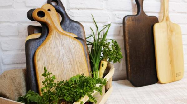 Un meșteșugar din România vinde străinilor obiecte din lemn lucrate manual