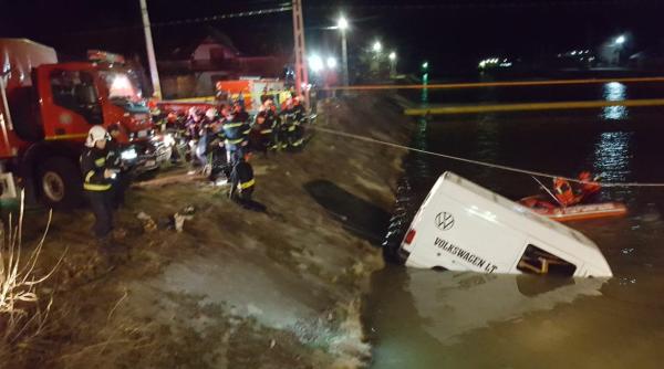 ACCIDENT cu nouă MORȚI. Microbuz cu muncitori, CĂZUT ÎN RÂU. Imagini de GROAZĂ